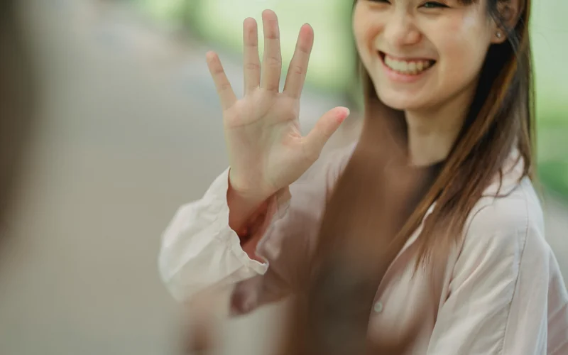 كيف يقول العالم مرحباً: عادات التحية عبر 20 ثقافة