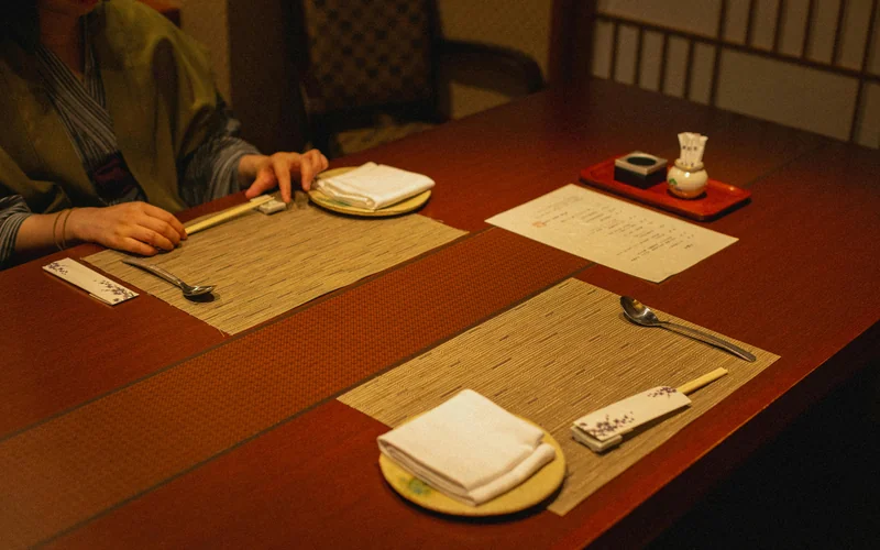 آداب المائدة اليابانية: الدليل الكامل للزوار